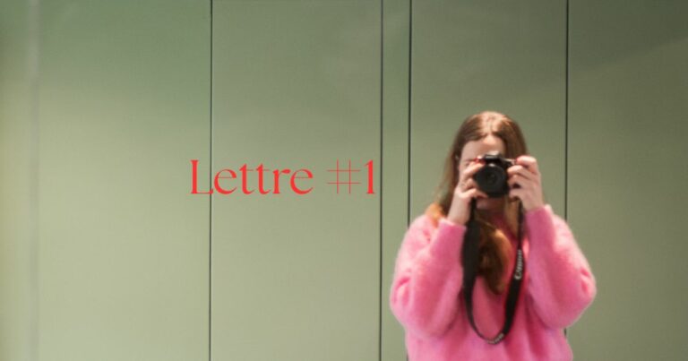 jeune femme cheveux longs pull rose prend un auto-portrait dans un miroir, le fond est vert