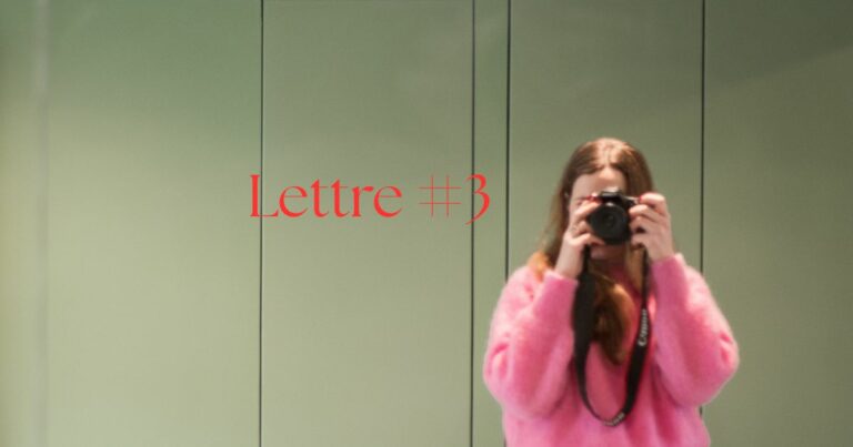 femme pull rose sur fond vert, prend une photo avec un appareil photo reflexe