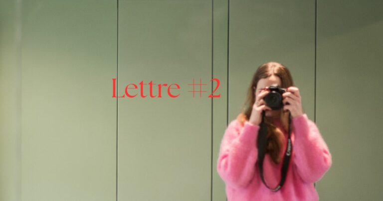 jeune femme blonde avec un pull rose prend une photo d'elle meme dans un miroir